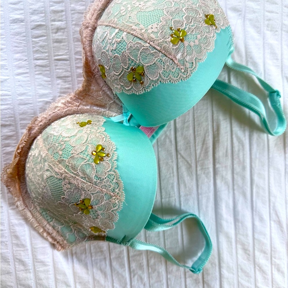 VICTORIA’S SECRET Elegant Lace Trimmed Bra in Mint and Beige